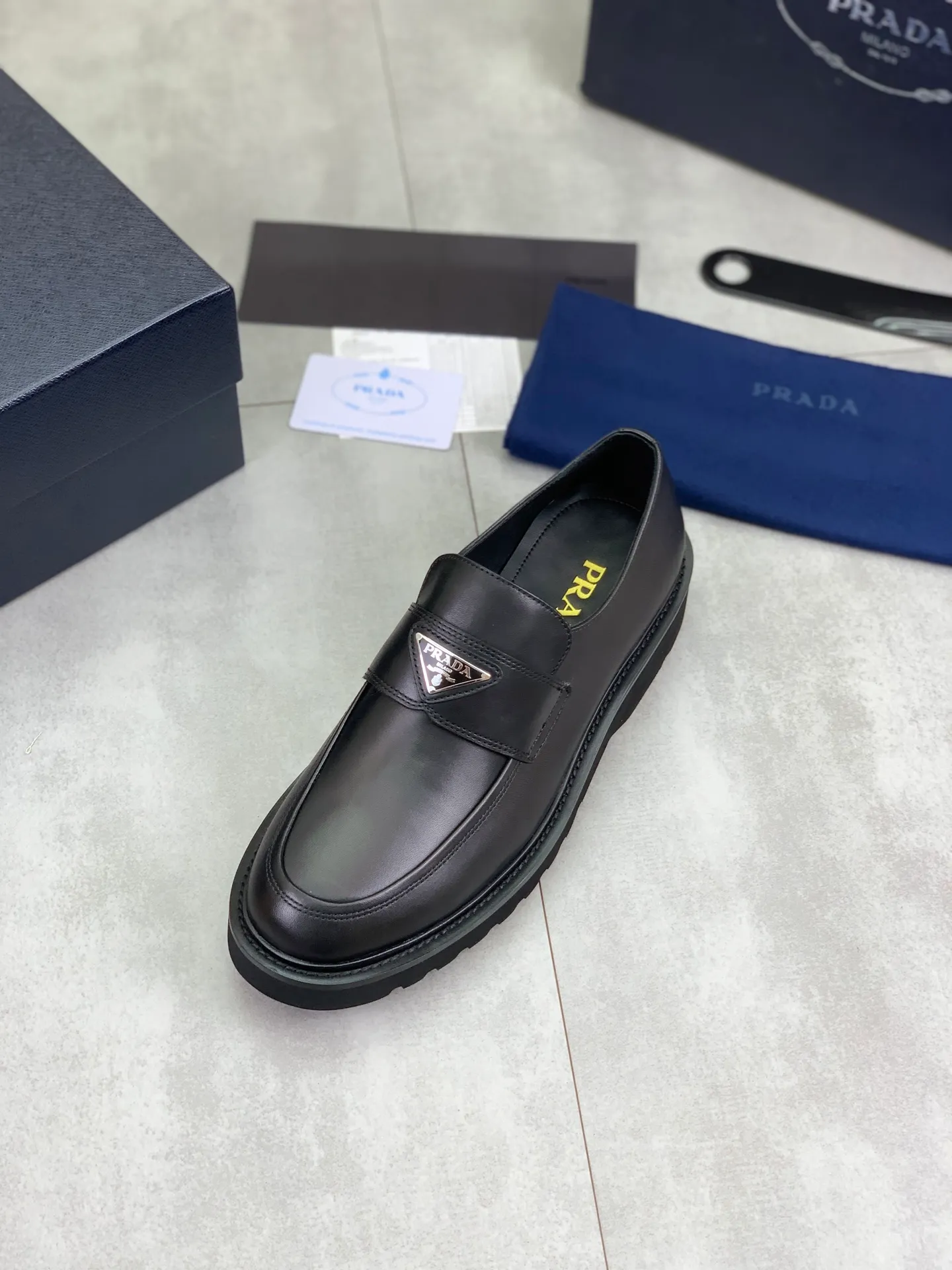 Factory price P860 💰Original quality, top version🔱 ＰＲＡＤＡPrada. Men's business casual leather shoes, top-quality leather shoes. 1:1 shipment ⬆️Luxurious and noble 👞All imported original color-rubbed edge beads, just to create a more comfortable wearing experience. Upper: Original comfortable open-edge bead rubbed color calfskin ➕Top imported water-dyed full cow lining, original lightweight and comfortable TPU foam combination bottom ✔️Code number: 39-45 (38.46 47 can be customized)